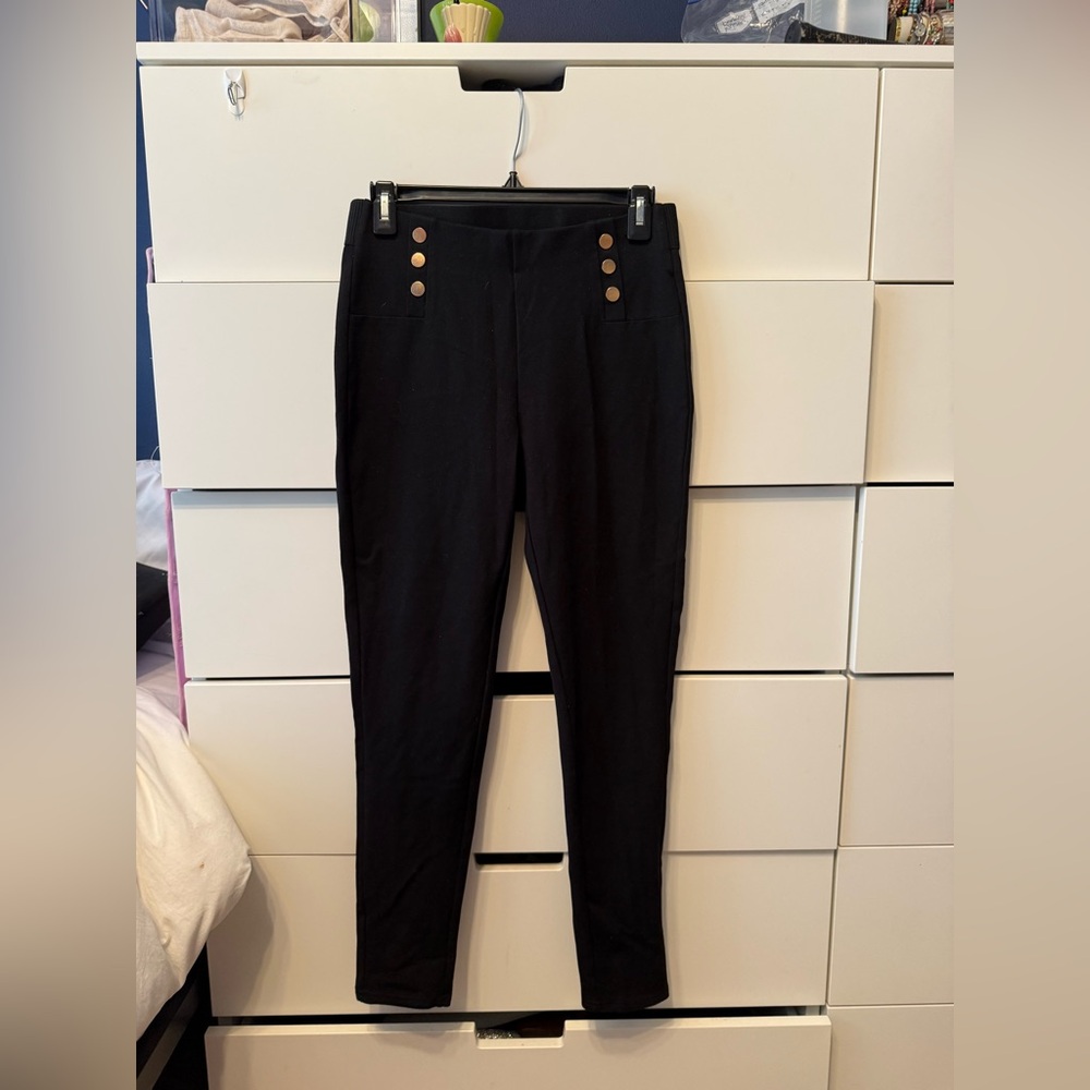 Button detail leggings.